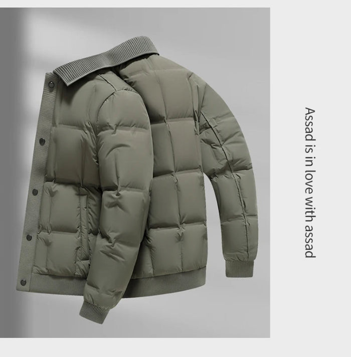 An olive green puffer jacket with a ribbed knit collar, shown from a three-quarters back view on a gray background with vertical text on the right.