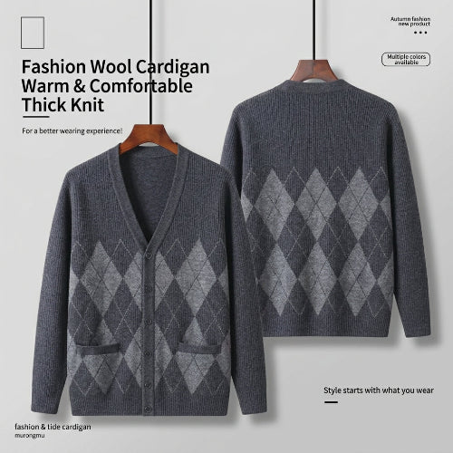A dark blue-gray knit cardigan sweater shown from both front and back on wooden hangers against a dark gray background, with Chinese promotional text overlays.