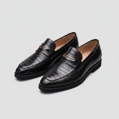 Black crocodile-patterned loafers on a grid background with promotional text.
