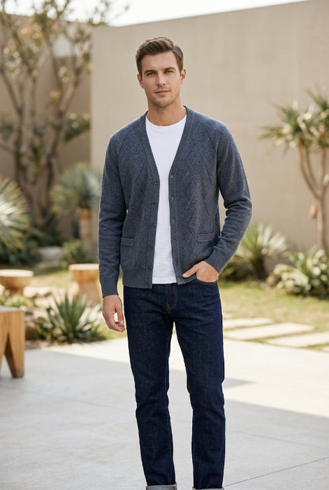 A gray V-neck cardigan sweater with a diamond knit pattern, shown hanging on a wooden hanger against a white background with Chinese text overlays.